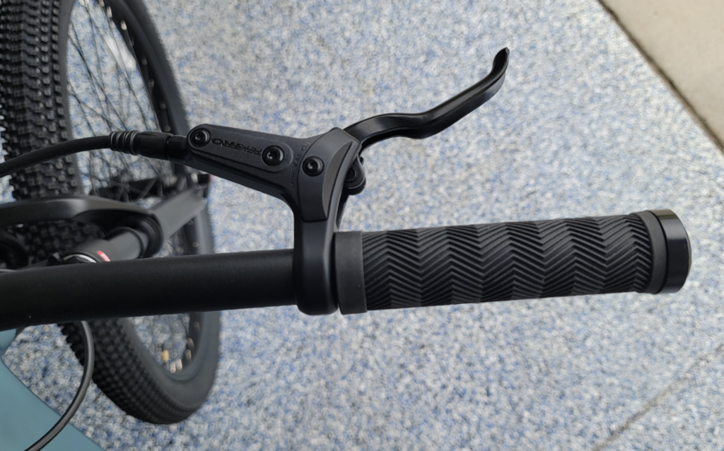 ONYX LZR Pro right handlebar grip with tektro brake lever
